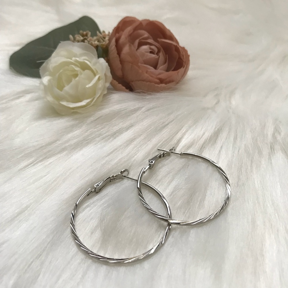 🆕 Sliver Hoop Earrings • 1.5”